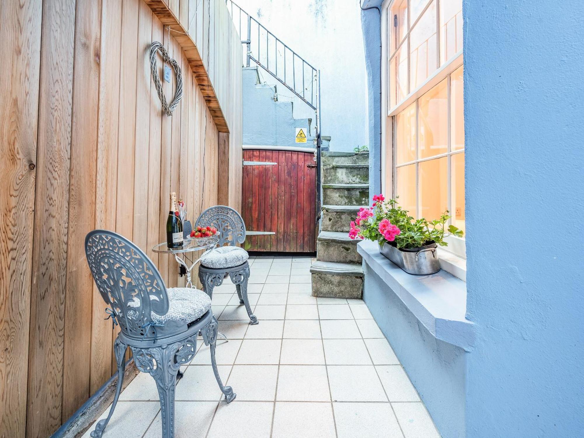 Ocean Waves Tenby Exterior foto