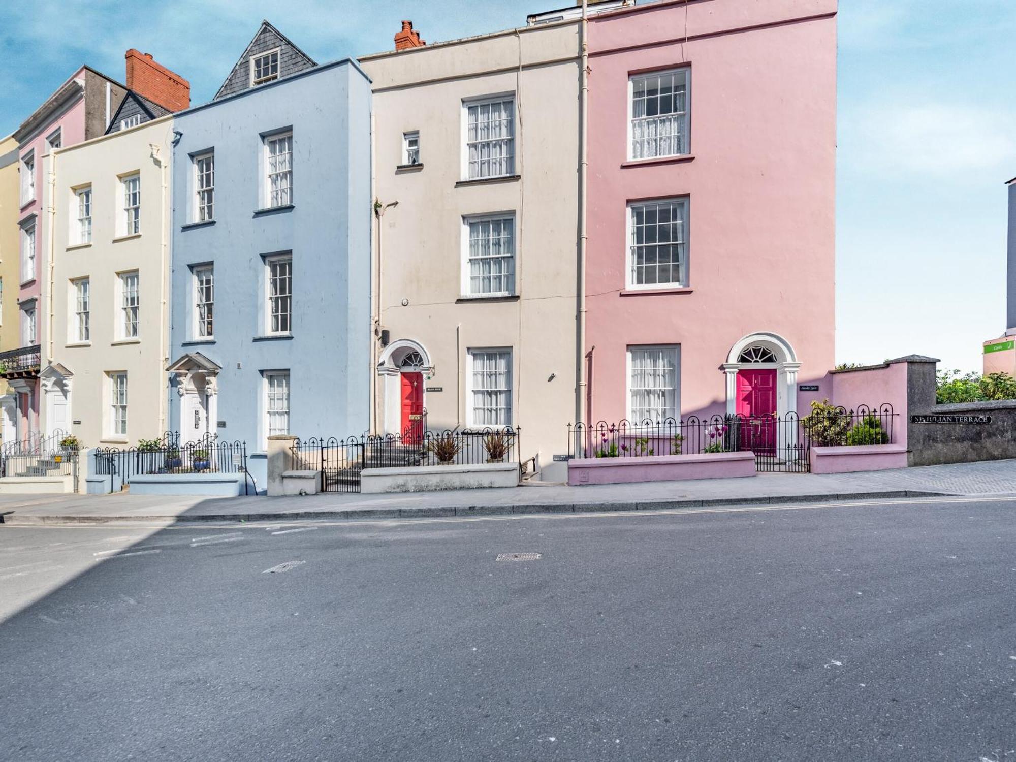 Ocean Waves Tenby Exterior foto